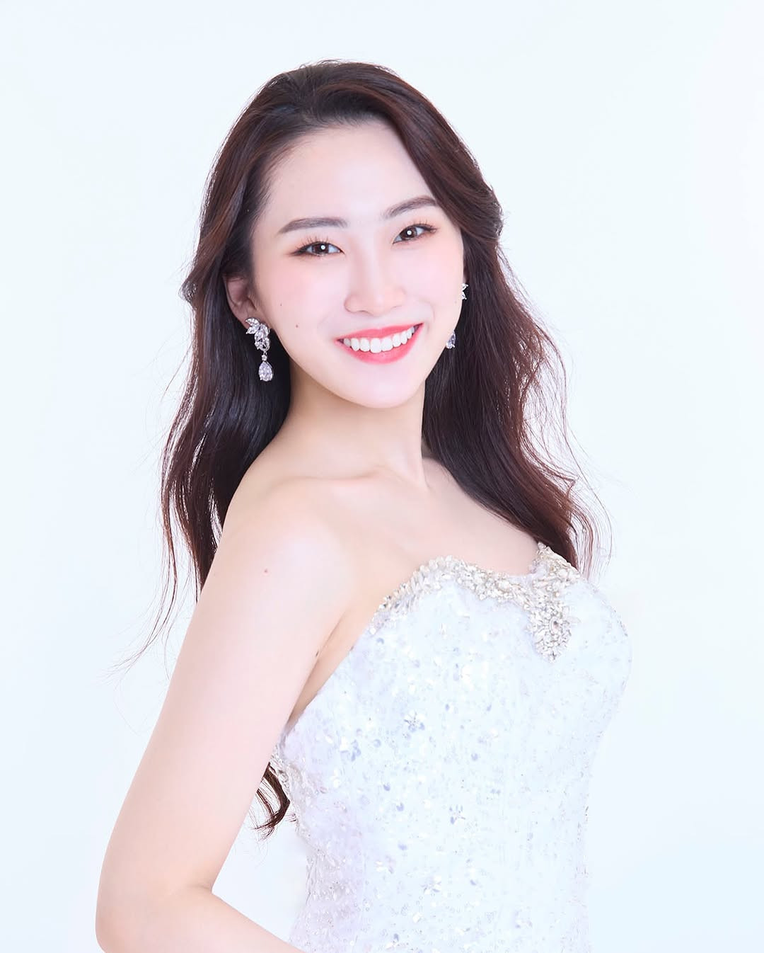 Nhiều khán giả cho rằng Ai Nozaki khó có thể tiếp tục giúp Nhật Bản in-top ở Hoa hậu Quốc tế 2025 với nhan sắc không ấn tượng. "Nhan sắc này ngọt ngào nhưng quá bình thường", "Nhìn giống nữ sinh, không có thần thái hoa hậu", "Nhật Bản chưa bao giờ là sash mạnh ở Hoa hậu Quốc tế"... khán giả bình luận.