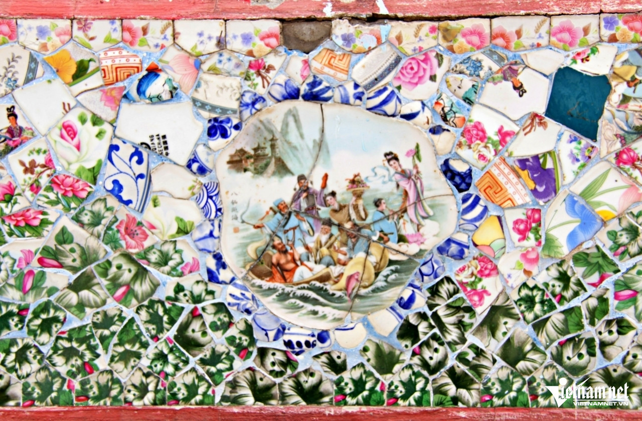 Nhiều mảng tường được trang trí như những bức tranh nhiều màu, sinh động. Ảnh: Hà Nguyễn