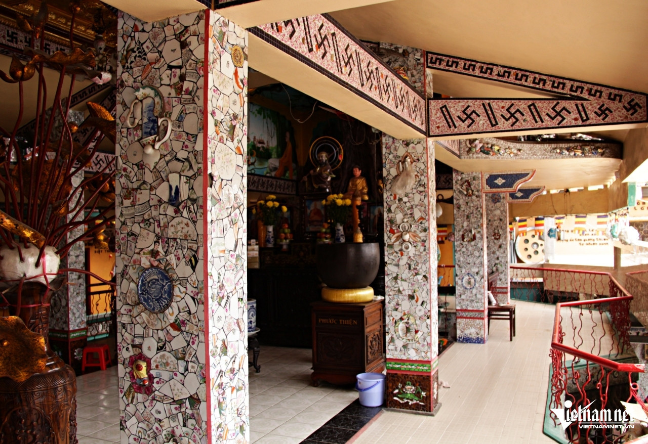 Các mảnh sành, sứ cũ, vỡ từ ấm trà, đĩa, tô, bình... xuất hiện tại mọi khu vực của chùa. Ảnh: Hà Nguyễn