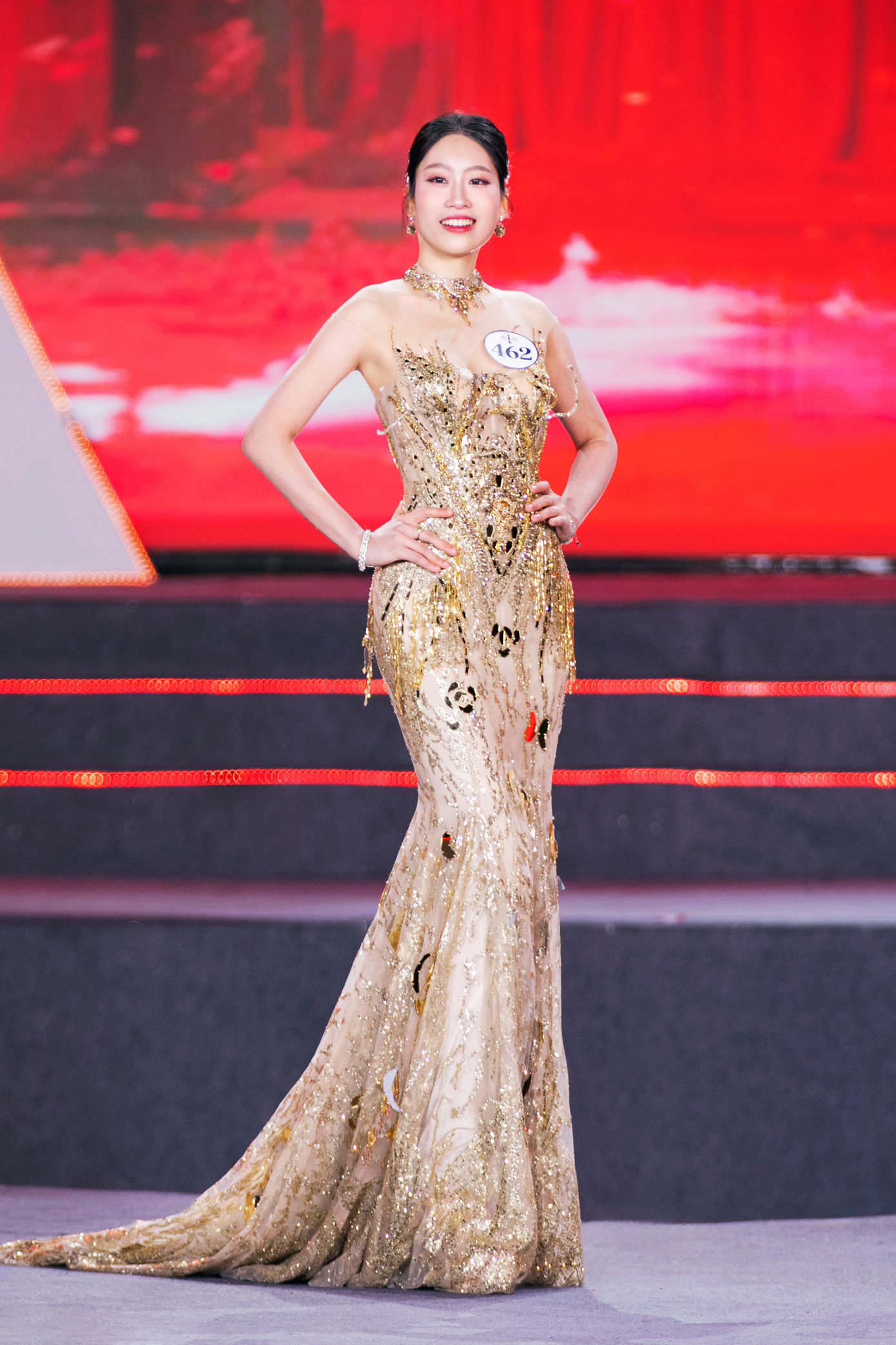 Á hậu 1 và Á hậu 2 của cuộc thi tỏa sáng khi diễn váy dạ hội.