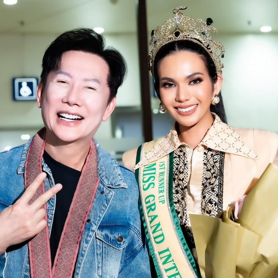 Ông Nawat đang đồng hành cùng Á hậu 1 Hoa hậu Hòa bình Quốc tế 2024 Christine Juliane Opiaza trong sự kiện trở về quê nhà.