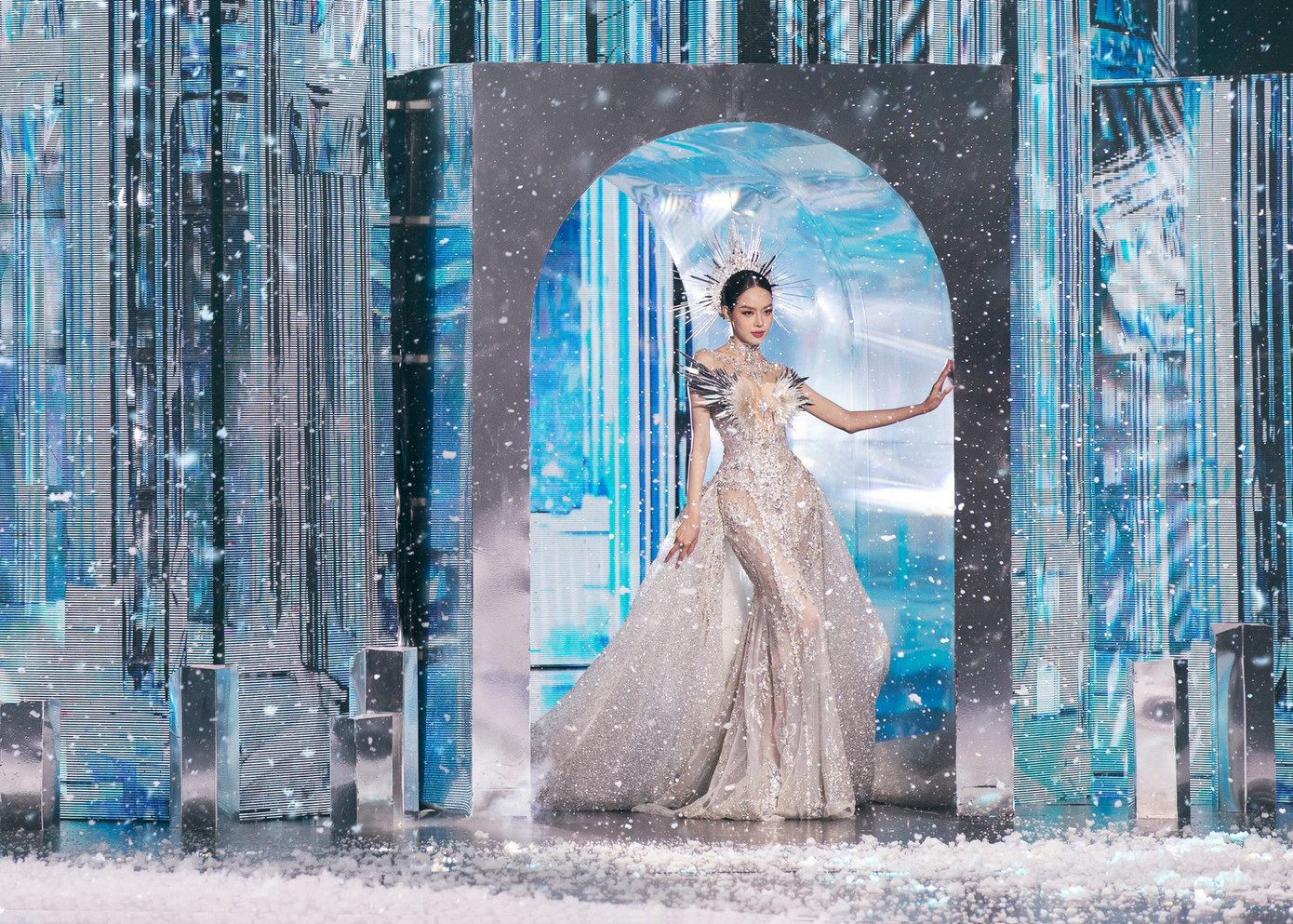 Người đẹp đảm nhận vai trò vedette trên sân khấu khi trình diễn mẫu váy đuôi cá lấp lánh. Phụ kiện đội đầu cầu kỳ biến Thanh Thủy thành nữ hoàng trên sàn catwalk.