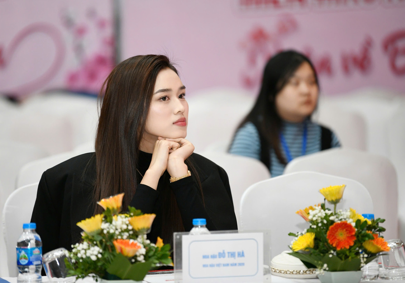 Chiều 19/12, hoa hậu Đỗ Thị Hà tham gia họp báo khởi động Chủ Nhật Đỏ lần thứ XVII – năm 2025 tại Viện Huyết học – Truyền máu Trung ương. Đây là năm thứ tư cô tham gia đồng hành cùng sự kiện hiến máu của báo Tiền Phong.