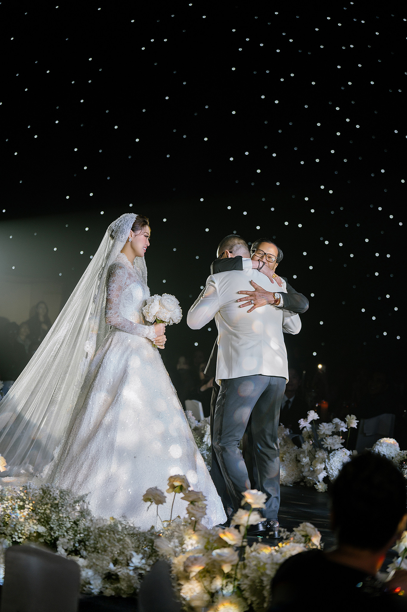 Khánh Vân được bố dắt tay vào lễ đường.