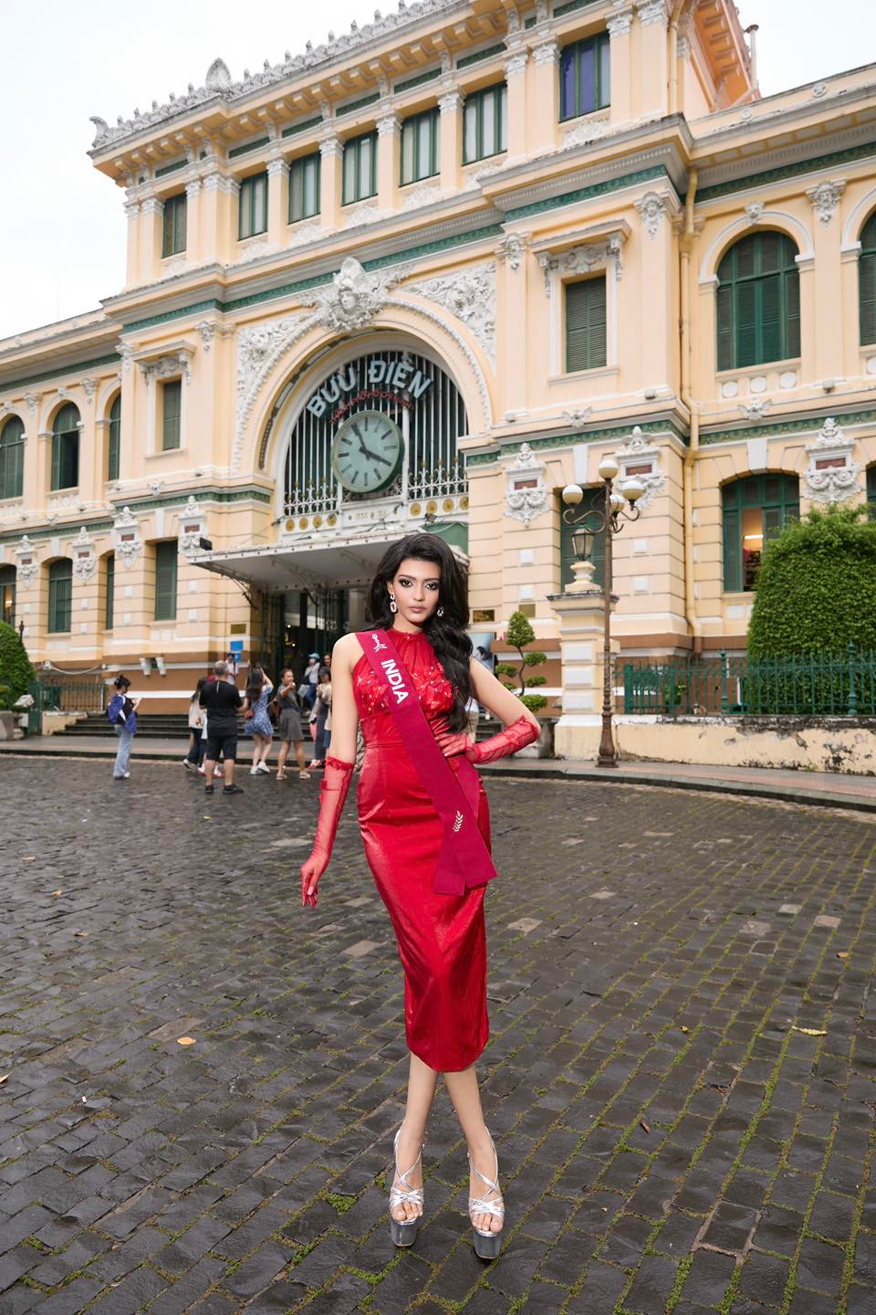 Trong khi đó, một nhóm thí sinh khác tới thăm Bưu điện TPHCM. Các người đẹp hào hứng tạo dáng trước địa điểm check-in nổi tiếng của thành phố trong những bộ váy cocktail duyên dáng. Trong khi đó, một nhóm thí sinh khác tới thăm Bưu điện TPHCM. Các người đẹp hào hứng tạo dáng trước địa điểm check-in nổi tiếng của thành phố trong những bộ váy cocktail duyên dáng.