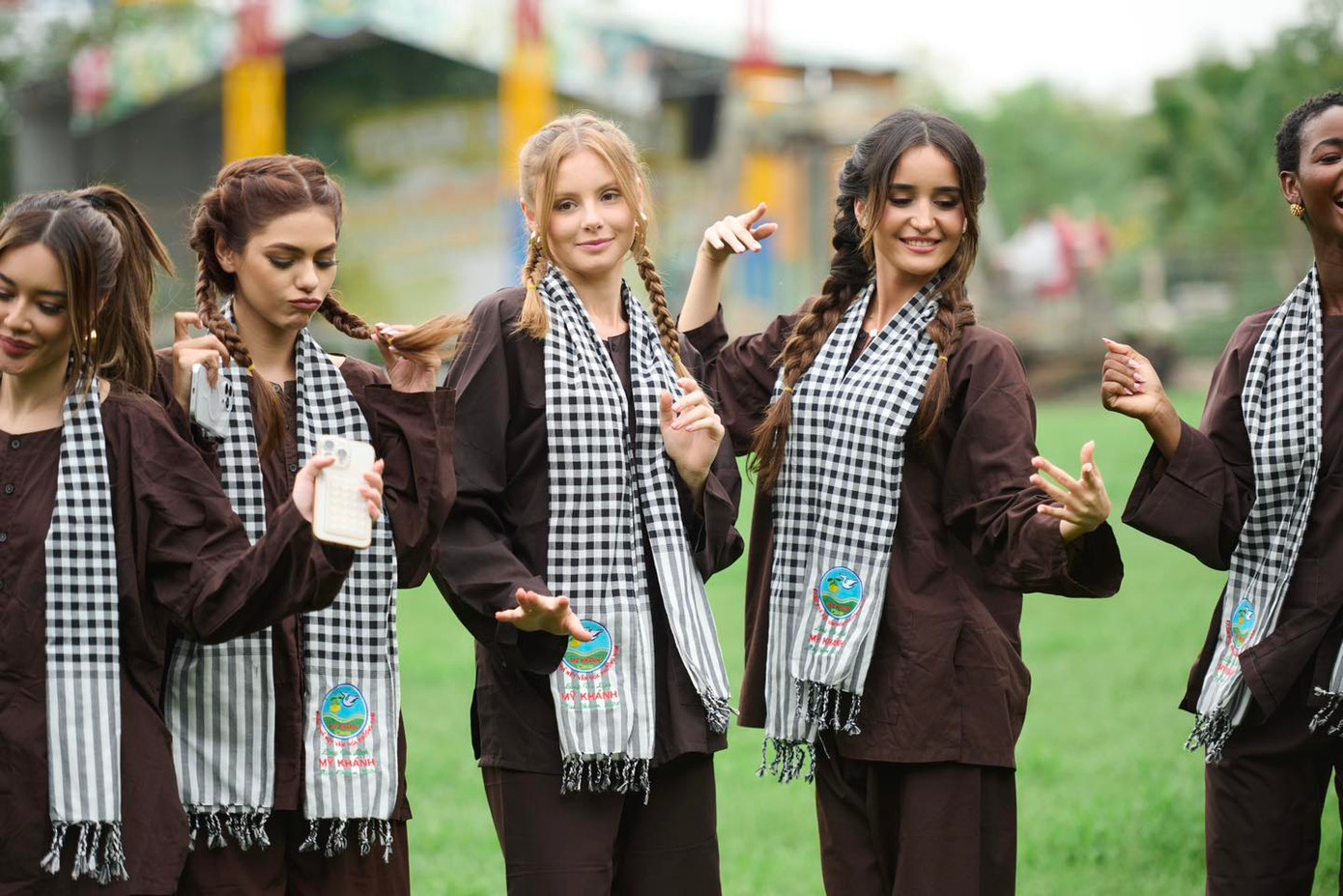 Trên trang cá nhân, nhiều thí sinh thích thú chia sẻ lại trải nghiệm đáng nhớ ở Cần Thơ, Việt Nam.