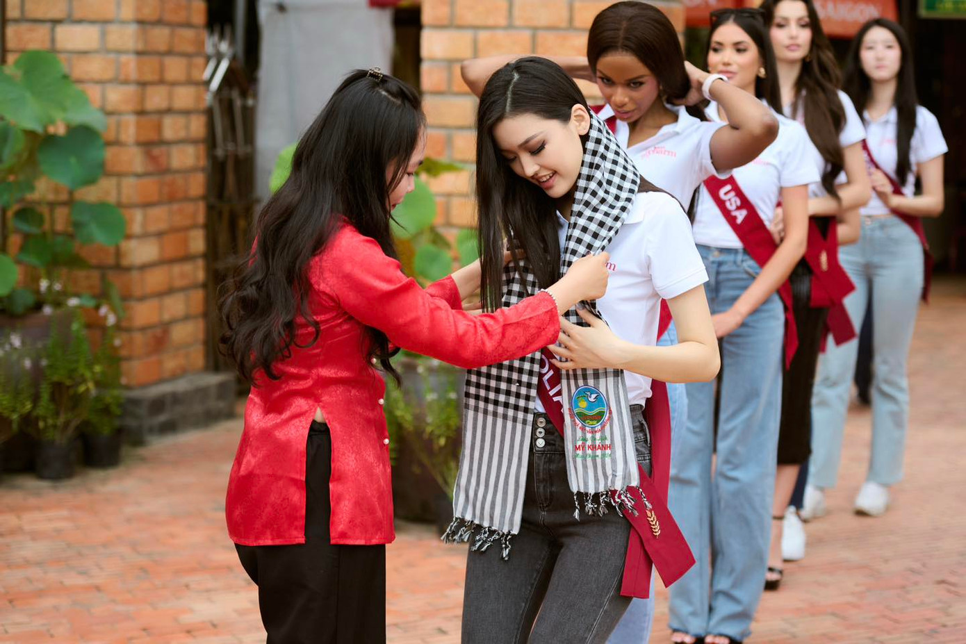 Miss Charm 2024 bắt đầu diễn ra từ ngày 9/12, chung kết dự kiến diễn ra ngày 21/12 ở TPHCM. Thí sinh sẽ tham gia hoạt động tại Cần Thơ, Vũng Tàu trước khi bước vào những vòng thi quan trọng như phỏng vấn kín (16/12), bán kết (18/12) và chung kết (21/12).