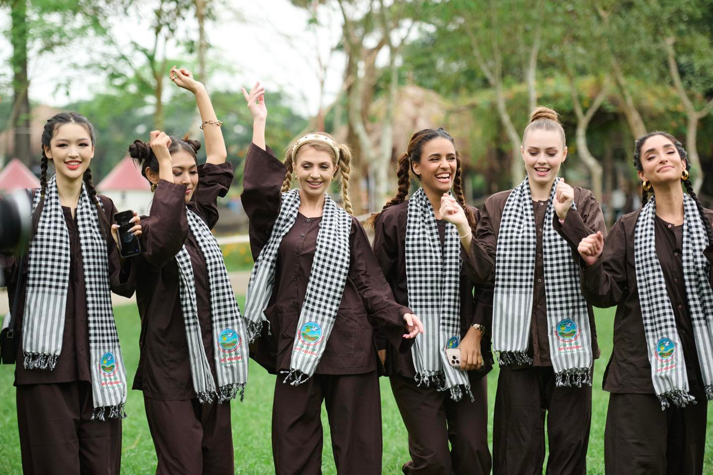 Nhiều người đẹp thích thú khi lần đầu khoác lên mình bộ áo bà ba và chiếc khăn rằn.