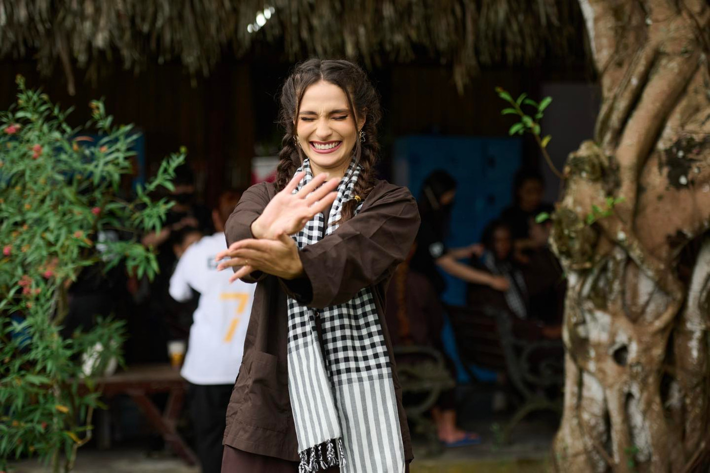 Đương kim hoa hậu Luma Russo có những khoảnh khắc hài hước khi mặc áo bà ba.