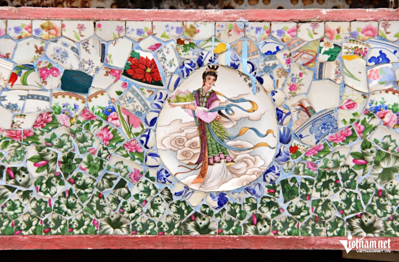 Nhiều mảng tường được trang trí như những bức tranh nhiều màu, sinh động. Ảnh: Hà Nguyễn