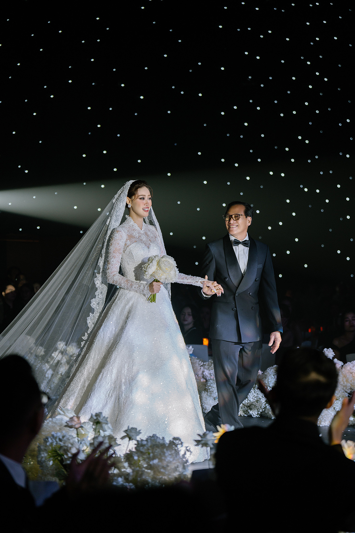 Khánh Vân được bố dắt tay vào lễ đường.