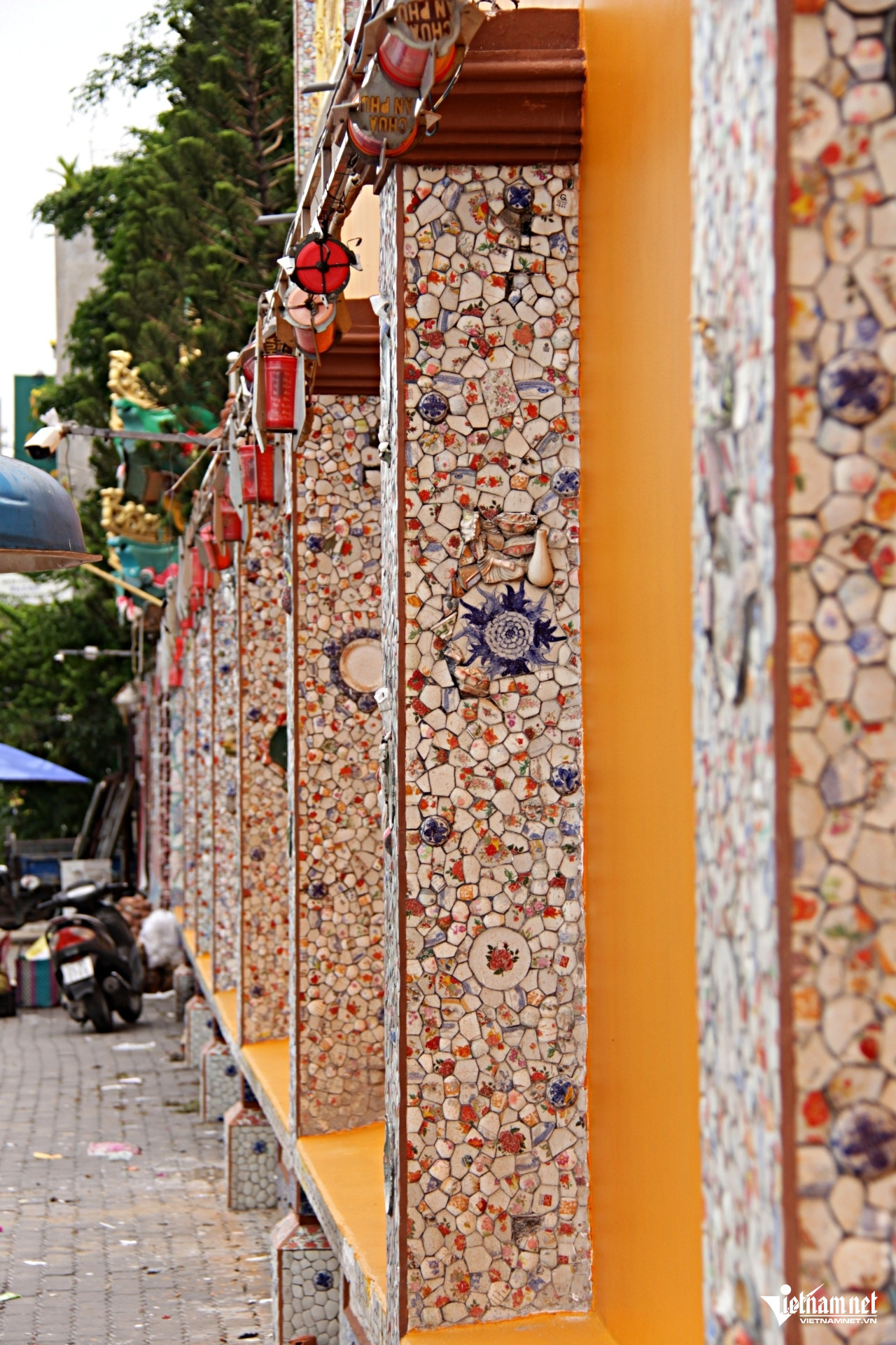 Ngay cả hàng cột bê tông bên ngoài tường rào cũng được chùa trang trí bằng các mảnh sành, sứ phế liệu. Ảnh: Hà Nguyễn