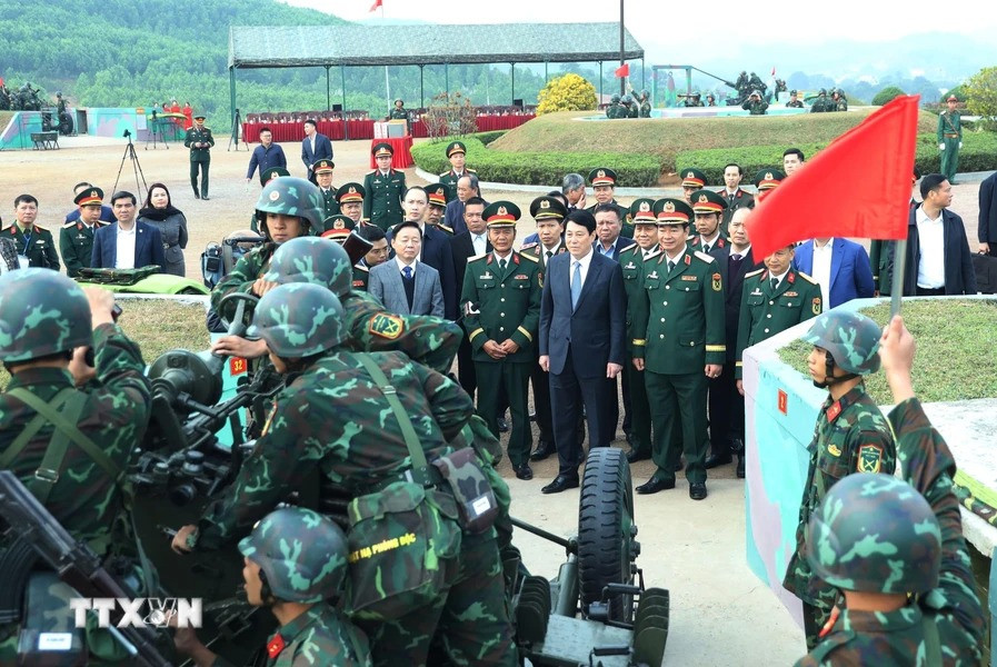 Chủ tịch nước Lương Cường kiểm tra công tác sẵn sàng chiến đấu tại Lữ đoàn 241, Quân đoàn 12. (Ảnh: Lâm Khánh TTXVN) Chủ tịch nước Lương Cường kiểm tra công tác sẵn sàng chiến đấu tại Lữ đoàn 241, Quân đoàn 12. (Ảnh: Lâm Khánh TTXVN)