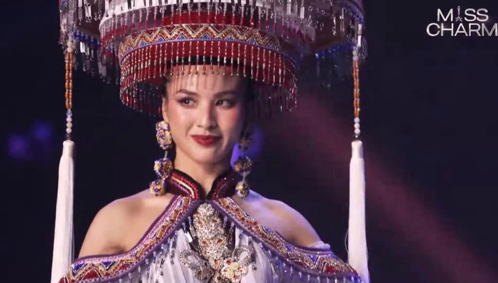 Quỳnh Nga trình diễn trang phục dân tộc. Quỳnh Nga trình diễn trang phục dân tộc.