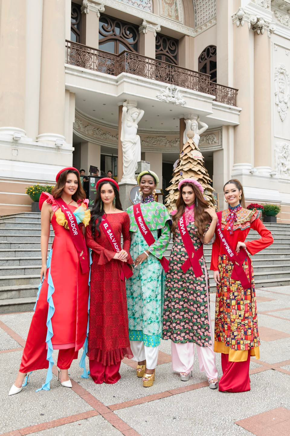 Nằm trong các hoạt động của cuộc thi Miss Charm 2024 đang diễn ra ở Việt Nam, gần 40 thí sinh đã có buổi tham quan Nhà hát TPHCM trong trang phục áo dài. Các người đẹp diện trang phục có họa tiết nổi bật, màu sắc rực rỡ. Nằm trong các hoạt động của cuộc thi Miss Charm 2024 đang diễn ra ở Việt Nam, gần 40 thí sinh đã có buổi tham quan Nhà hát TPHCM trong trang phục áo dài. Các người đẹp diện trang phục có họa tiết nổi bật, màu sắc rực rỡ.