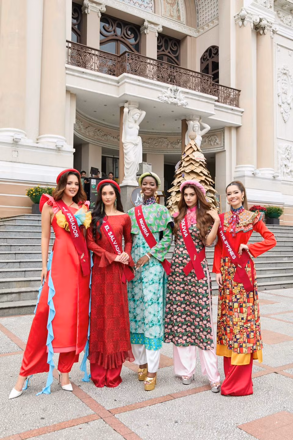 Nằm trong các hoạt động của cuộc thi Miss Charm 2024 đang diễn ra ở Việt Nam, gần 40 thí sinh đã có buổi tham quan Nhà hát TPHCM trong trang phục áo dài. Các người đẹp diện trang phục có họa tiết nổi bật, màu sắc rực rỡ. Nằm trong các hoạt động của cuộc thi Miss Charm 2024 đang diễn ra ở Việt Nam, gần 40 thí sinh đã có buổi tham quan Nhà hát TPHCM trong trang phục áo dài. Các người đẹp diện trang phục có họa tiết nổi bật, màu sắc rực rỡ.