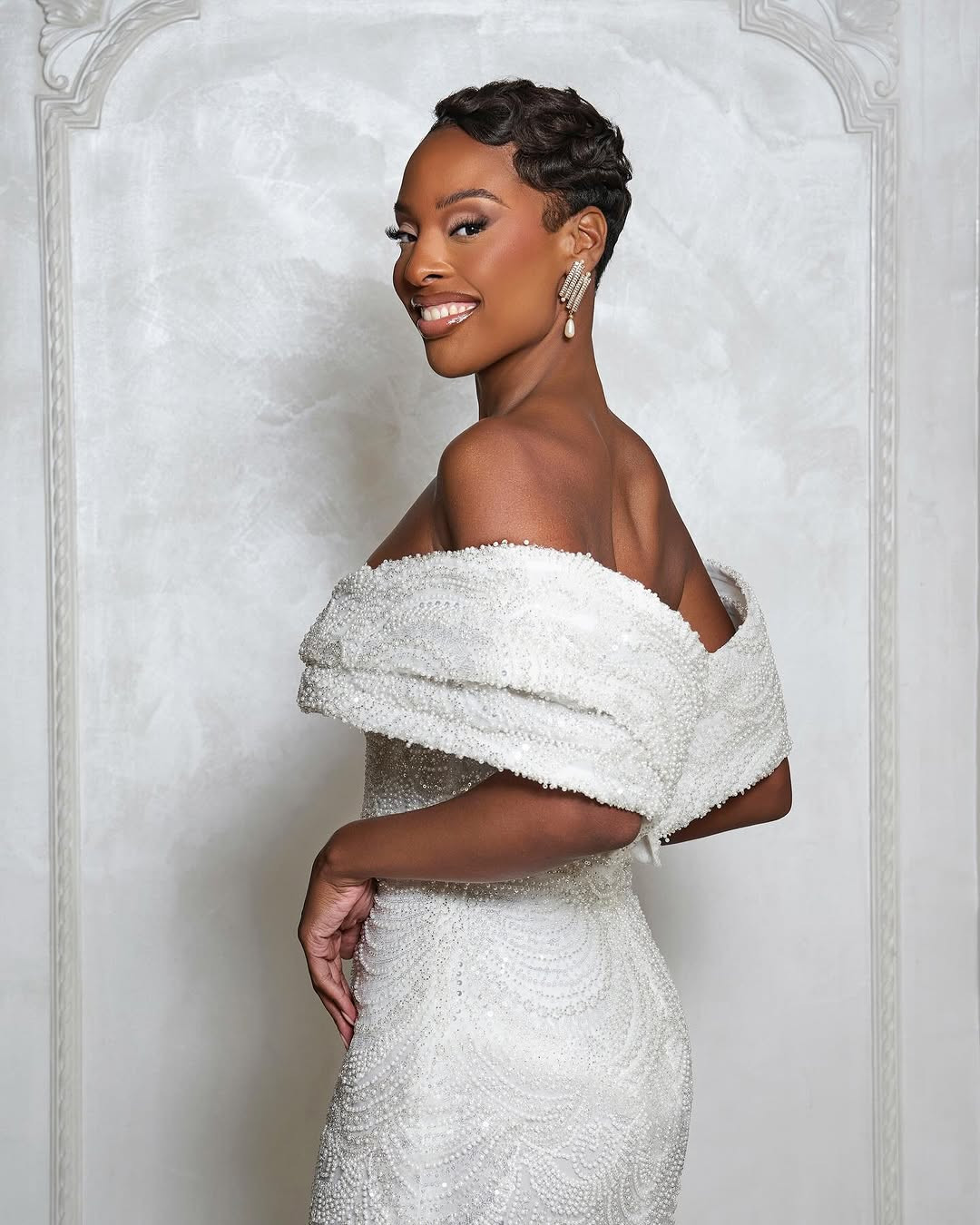 Angélique Angarni-Filopon năm nay 34 tuổi. Cô đã phá vỡ truyền thống của cuộc thi sắc đẹp danh giá nhất châu Âu khi là người đẹp đầu tiên trên 30 tuổi đăng quang danh hiệu Hoa hậu Pháp.