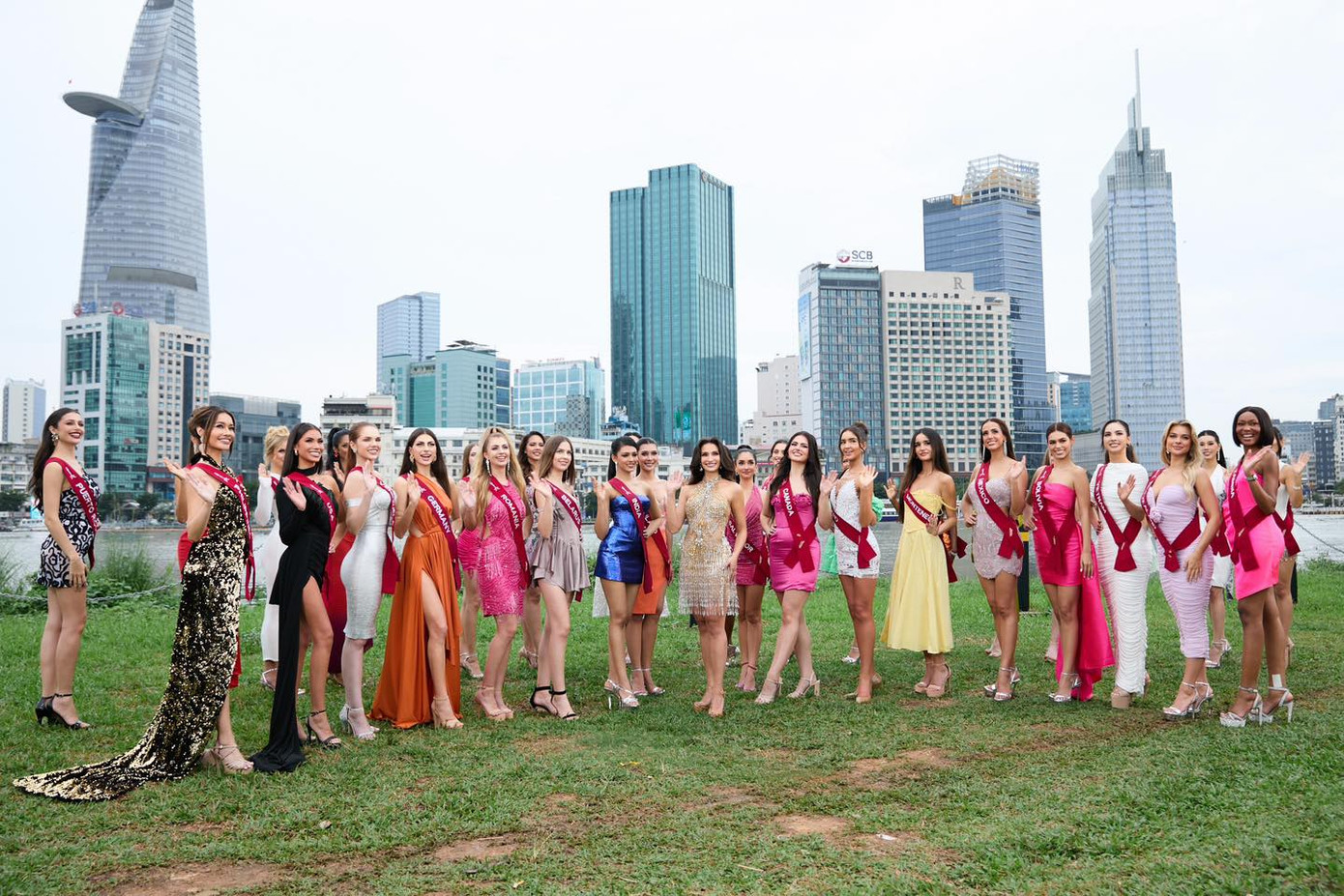 36 thí sinh cũng có dịp tới thăm công viên ven sông Sài Gòn - Thủ Thiêm và chiêm ngưỡng khung cảnh hiện đại với những tòa nhà cao tầng ấn tượng của TPHCM. 36 thí sinh cũng có dịp tới thăm công viên ven sông Sài Gòn - Thủ Thiêm và chiêm ngưỡng khung cảnh hiện đại với những tòa nhà cao tầng ấn tượng của TPHCM.