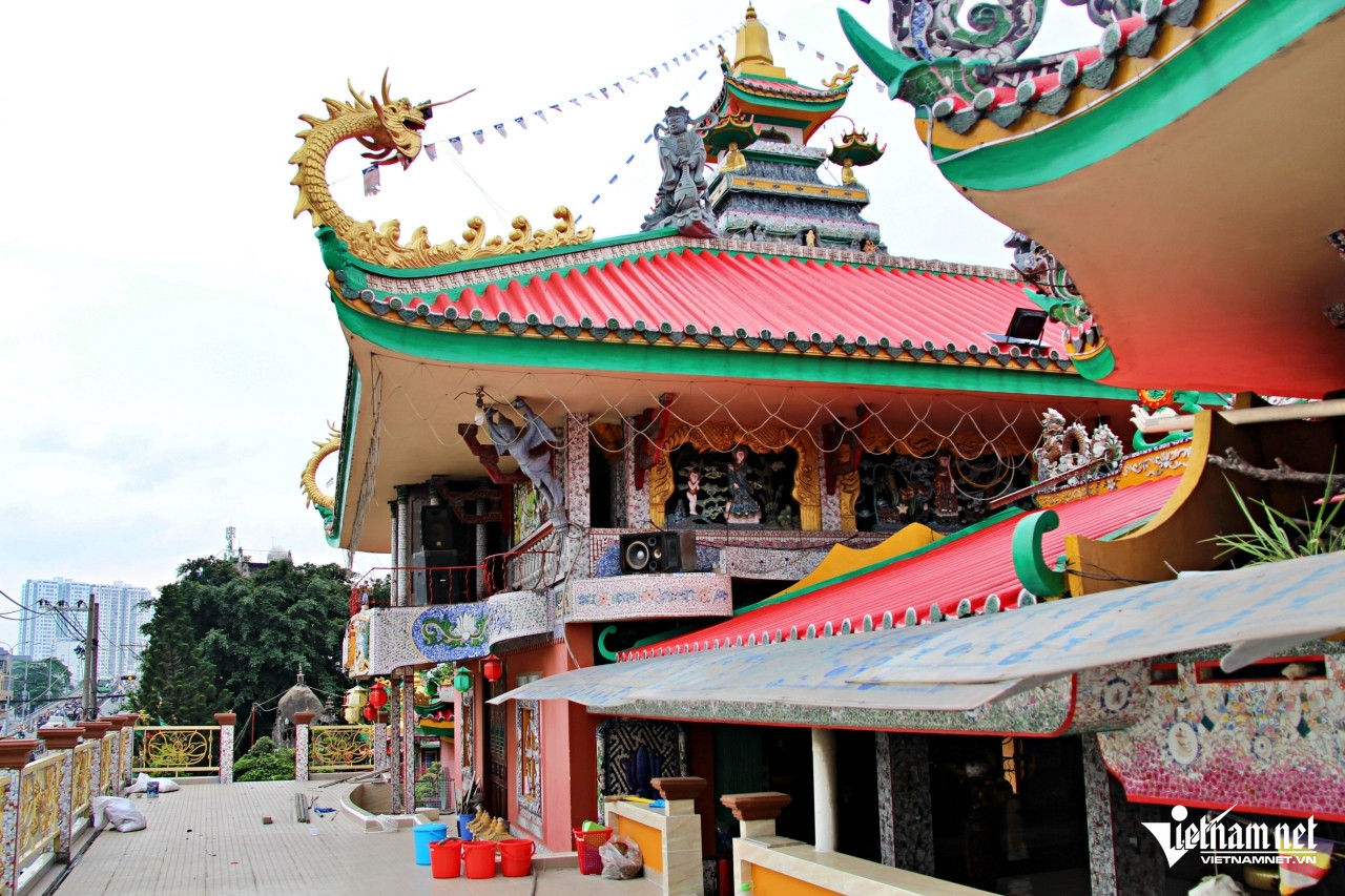 Chùa còn có tên gọi khác là chùa "miểng sành" vì gần như các công trình tại đây đều được khảm sành, sứ. Ảnh: Hà Nguyễn