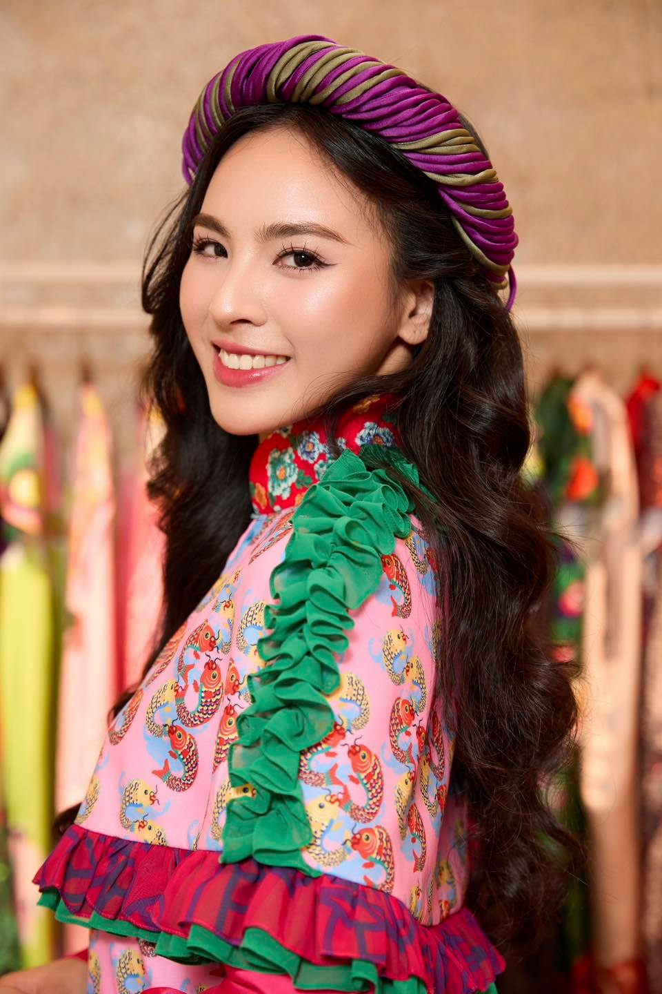 Đại diện Việt Nam - người đẹp Quỳnh Nga diện áo dài, khăn đóng duyên dáng. Cô nhập cuộc trễ hai ngày do bận lịch trình thi cuối kỳ. Đại diện Việt Nam - người đẹp Quỳnh Nga diện áo dài, khăn đóng duyên dáng. Cô nhập cuộc trễ hai ngày do bận lịch trình thi cuối kỳ.