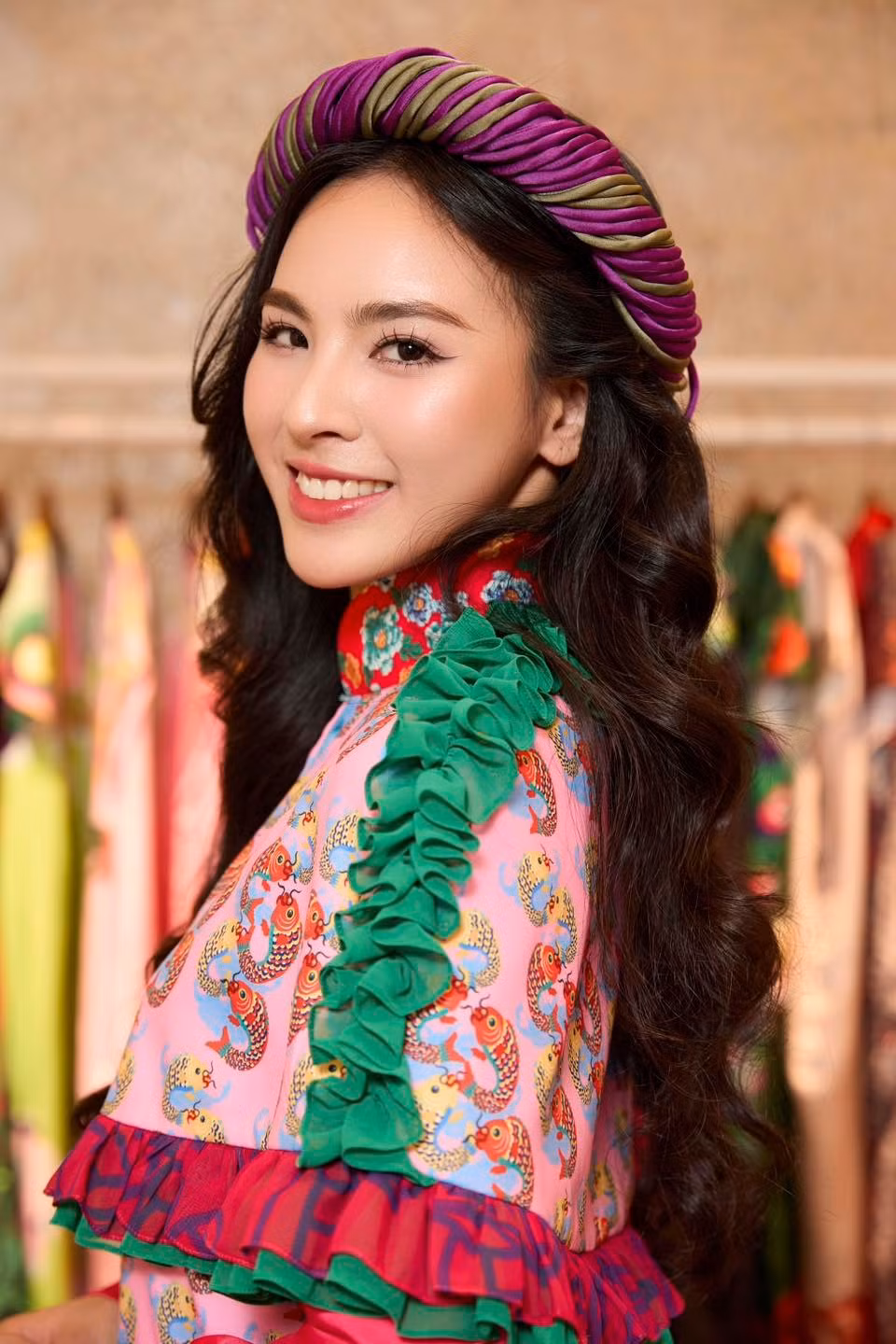 Đại diện Việt Nam - người đẹp Quỳnh Nga diện áo dài, khăn đóng duyên dáng. Cô nhập cuộc trễ hai ngày do bận lịch trình thi cuối kỳ. Đại diện Việt Nam - người đẹp Quỳnh Nga diện áo dài, khăn đóng duyên dáng. Cô nhập cuộc trễ hai ngày do bận lịch trình thi cuối kỳ.