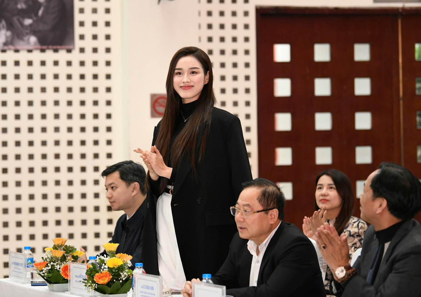 Chia sẻ tại họp báo, Đỗ Thị Hà cho biết cô rất vui khi đồng hành cùng báo Tiền Phong tại những sự kiện từ thiện, xã hội, đặc biệt là Chủ Nhật Đỏ. Ngay sau khi đăng quang Hoa hậu Việt Nam 2020, cô có dịp đồng hành với Chủ Nhật Đỏ 2021. Từ đó đến nay, nhiều năm liên tiếp, người đẹp sắp xếp để tham gia cùng sự kiện, góp phần lan tỏa thông điệp ý nghĩa của sự kiện.