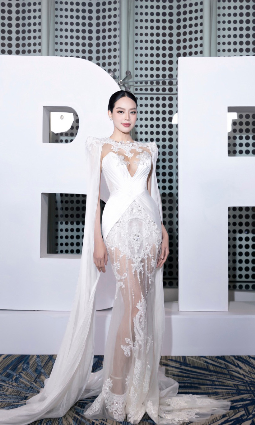 Cũng trong tối 18/12, Thanh Thủy trình diễn show thời trang ở TPHCM. Người đẹp xuất hiện trong bộ váy ren trắng xuyên thấu mang phong cách cô dâu. Thiết kế với đường xẻ vòng một táo bạo kèm áo choàng tôn lên nét thanh lịch, sang trọng.