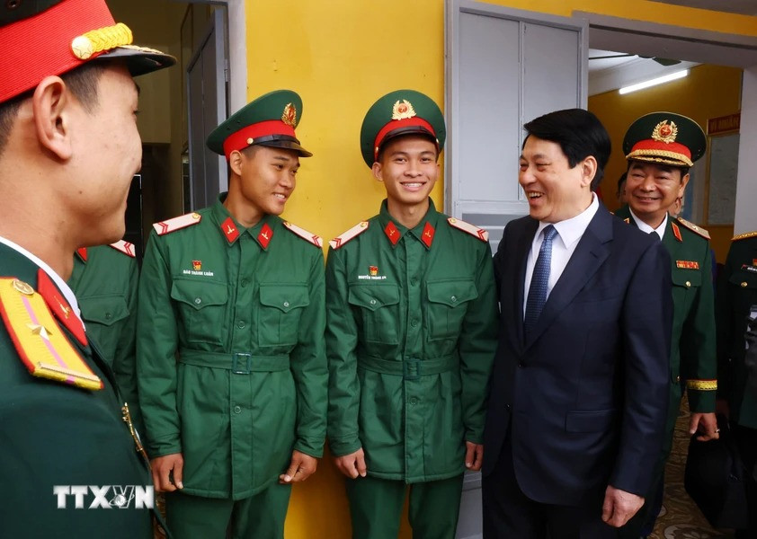 Chủ tịch nước Lương Cường với cán bộ, chiến sĩ Lữ đoàn 241, Quân đoàn 12. (Ảnh: Lâm Khánh TTXVN) Chủ tịch nước Lương Cường với cán bộ, chiến sĩ Lữ đoàn 241, Quân đoàn 12. (Ảnh: Lâm Khánh TTXVN)