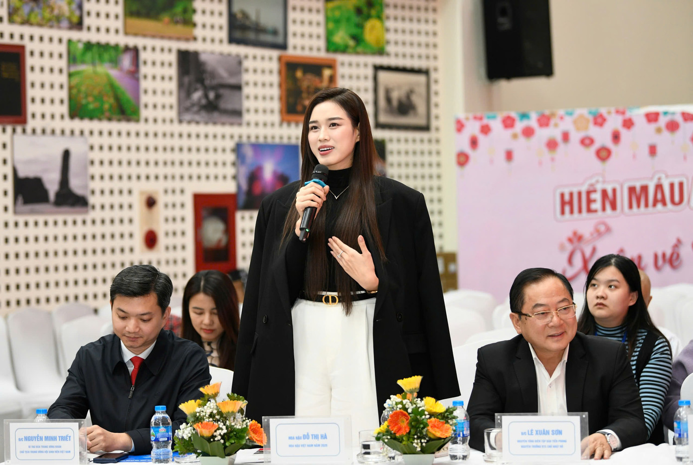 "Sau nhiều năm đồng hành, Chủ Nhật Đỏ ngày càng lớn mạnh và lan tỏa được các thông điệp ý nghĩa tới các bạn trẻ", cô nói.