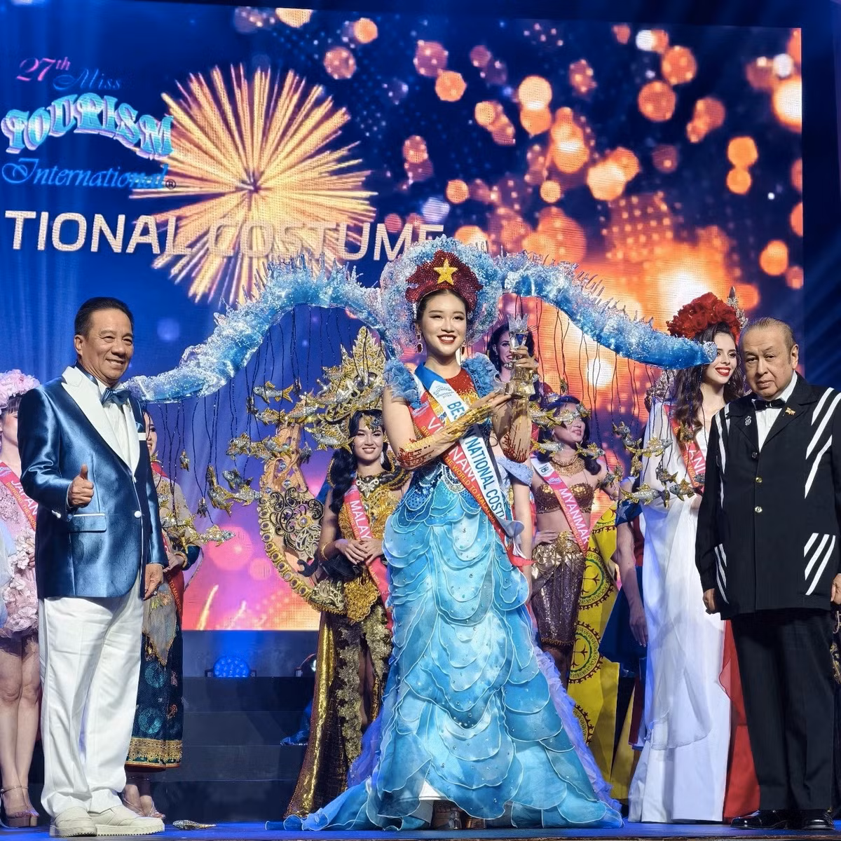 Đại diện Việt Nam - Vũ Quỳnh Trang dừng chân ở top 10 chung cuộc và nhận giải thưởng phụ Hoa hậu Đại sứ Du lịch Đông Nam Á cùng giải Trang phục dân tộc đẹp nhất.