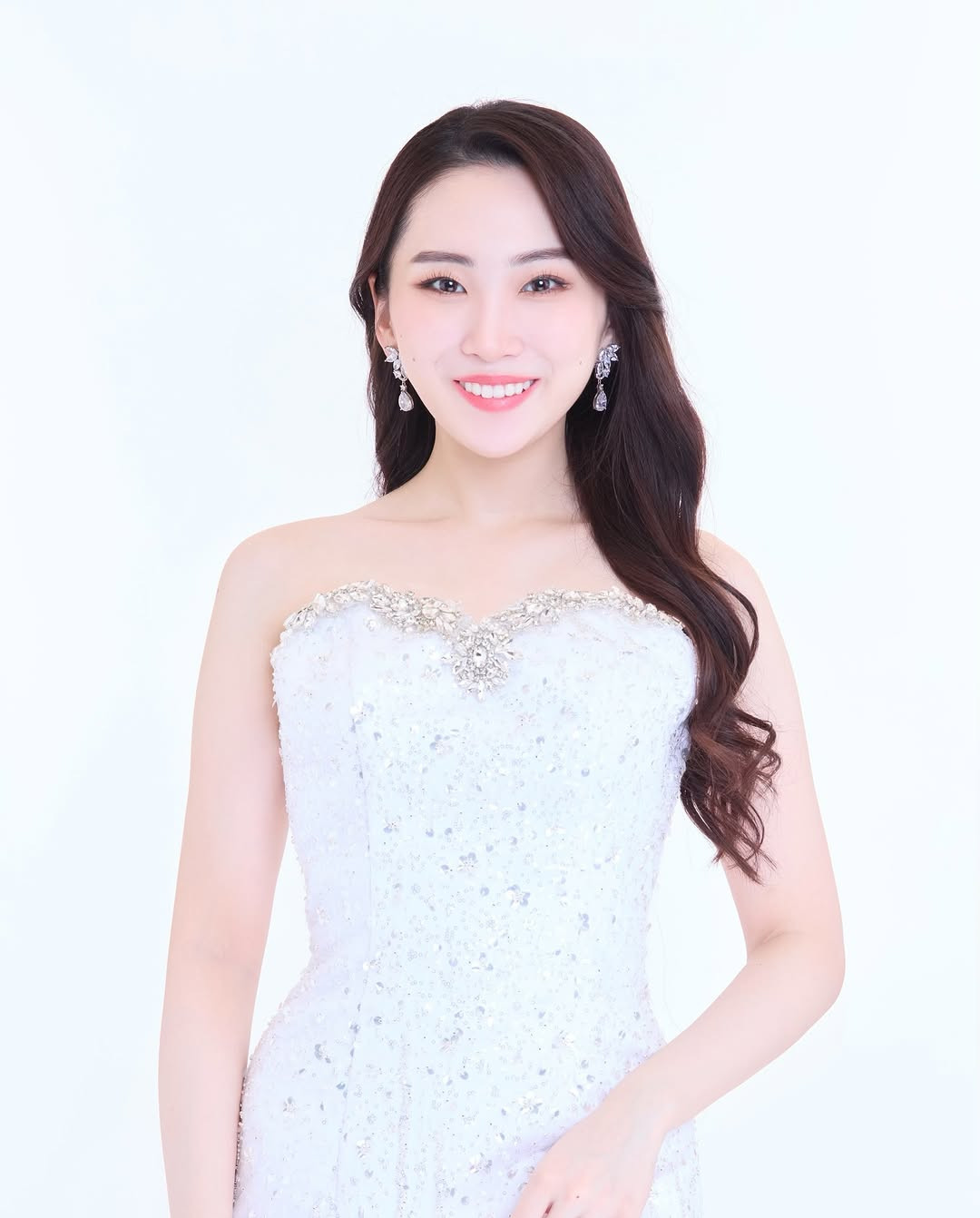 Nhiều khán giả cho rằng Ai Nozaki khó có thể tiếp tục giúp Nhật Bản in-top ở Hoa hậu Quốc tế 2025 với nhan sắc không ấn tượng. "Nhan sắc này ngọt ngào nhưng quá bình thường", "Nhìn giống nữ sinh, không có thần thái hoa hậu", "Nhật Bản chưa bao giờ là sash mạnh ở Hoa hậu Quốc tế"... khán giả bình luận.