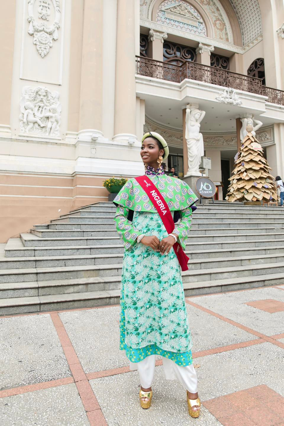 Nằm trong các hoạt động của cuộc thi Miss Charm 2024 đang diễn ra ở Việt Nam, gần 40 thí sinh đã có buổi tham quan Nhà hát TPHCM trong trang phục áo dài. Các người đẹp diện trang phục có họa tiết nổi bật, màu sắc rực rỡ. Nằm trong các hoạt động của cuộc thi Miss Charm 2024 đang diễn ra ở Việt Nam, gần 40 thí sinh đã có buổi tham quan Nhà hát TPHCM trong trang phục áo dài. Các người đẹp diện trang phục có họa tiết nổi bật, màu sắc rực rỡ.