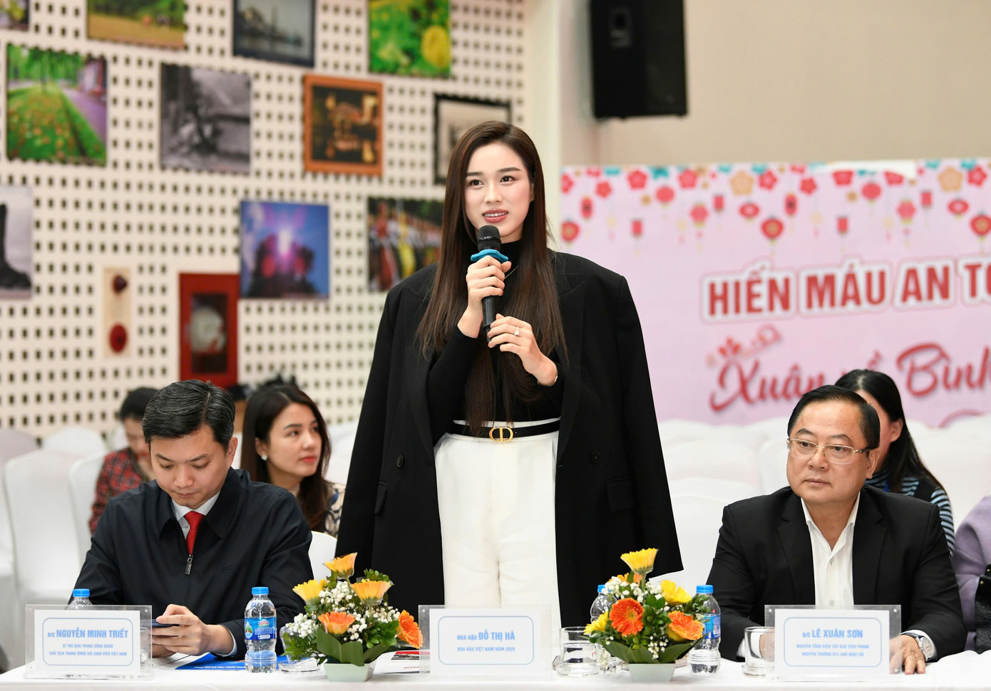 "Sau nhiều năm đồng hành, Chủ Nhật Đỏ ngày càng lớn mạnh và lan tỏa được các thông điệp ý nghĩa tới các bạn trẻ", cô nói.