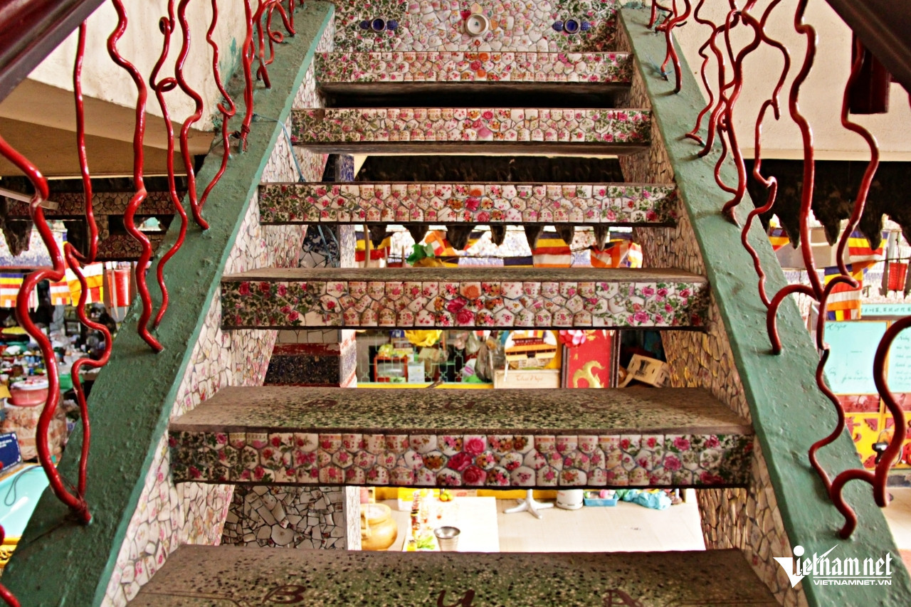 Các mảnh sành, sứ cũ, vỡ từ ấm trà, đĩa, tô, bình... xuất hiện tại mọi khu vực của chùa. Ảnh: Hà Nguyễn