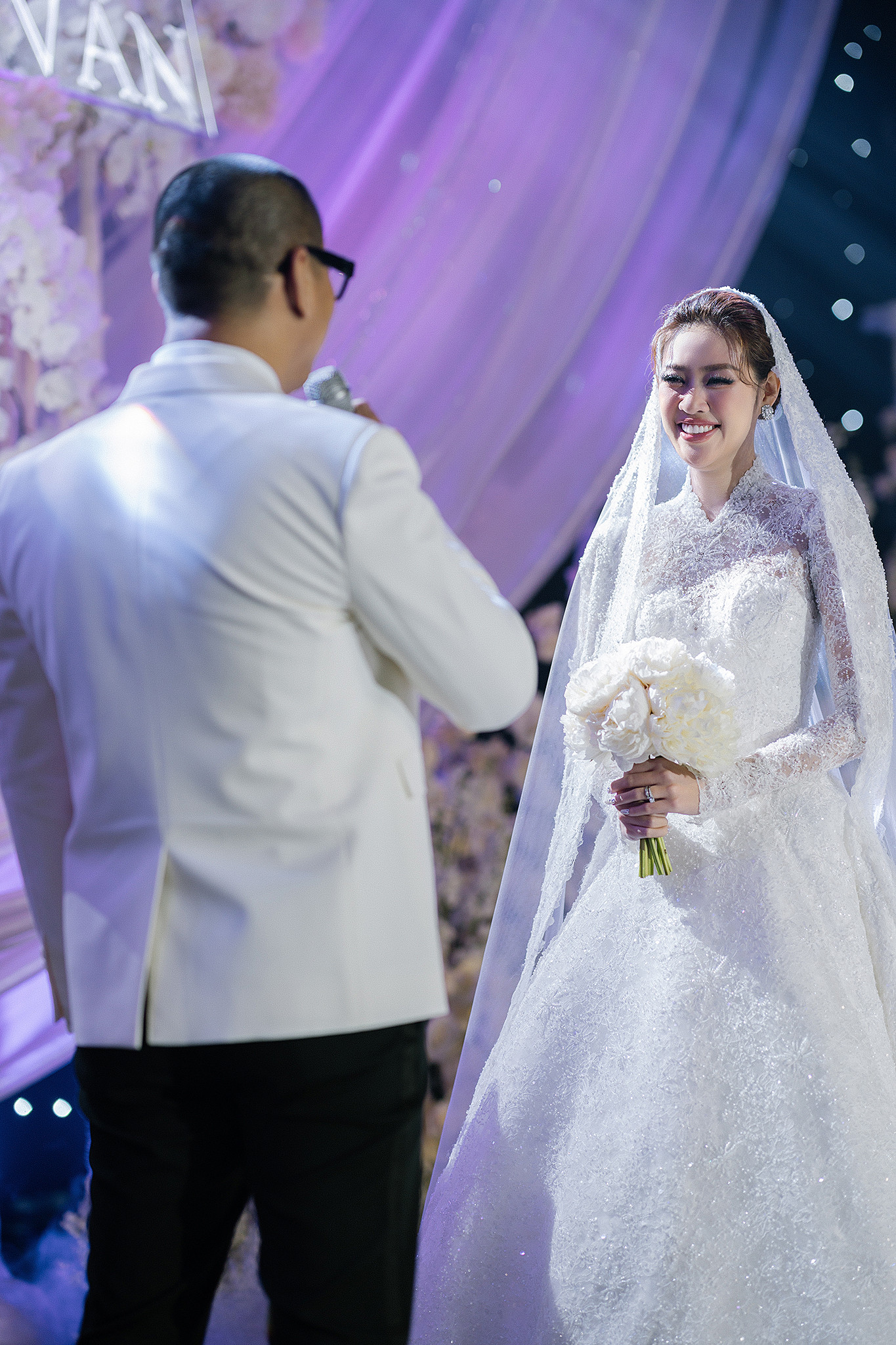 Cô dâu, chú rể chia sẻ xúc động trong đám cưới.