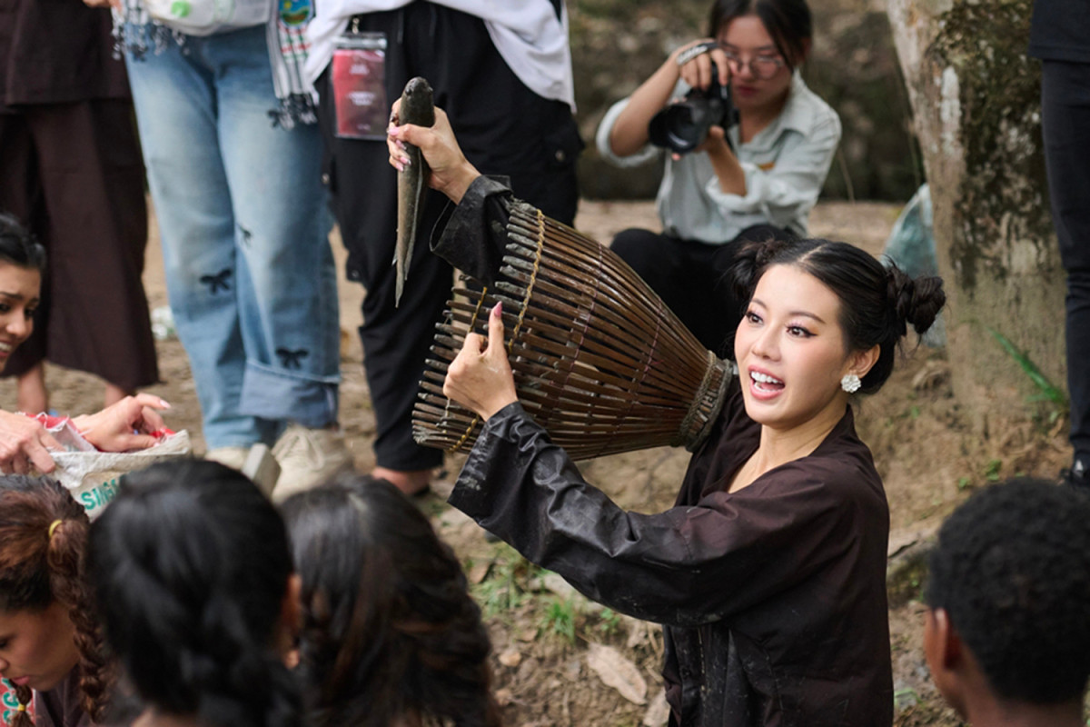 Người đẹp Jasmine Tedja - Miss Charm Indonesia - phấn khích khi bắt được con cá đầu tiên. Cô viết trên trang cá nhân: "Cần Thơ - nơi nổi tiếng với chợ nổi Cái Răng sôi động, kênh rạch thanh bình và nền văn hóa phong phú. Cùng với các thí sinh khác, tôi khám phá những điều kỳ diệu, có những kỷ niệm khó quên".