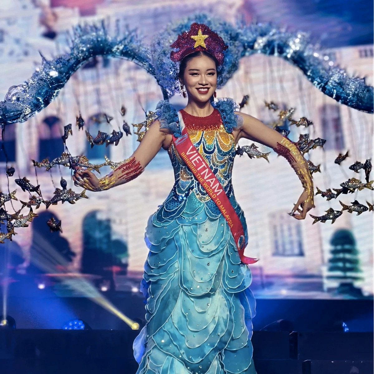 Đại diện Việt Nam - Vũ Quỳnh Trang dừng chân ở top 10 chung cuộc và nhận giải thưởng phụ Hoa hậu Đại sứ Du lịch Đông Nam Á cùng giải Trang phục dân tộc đẹp nhất.