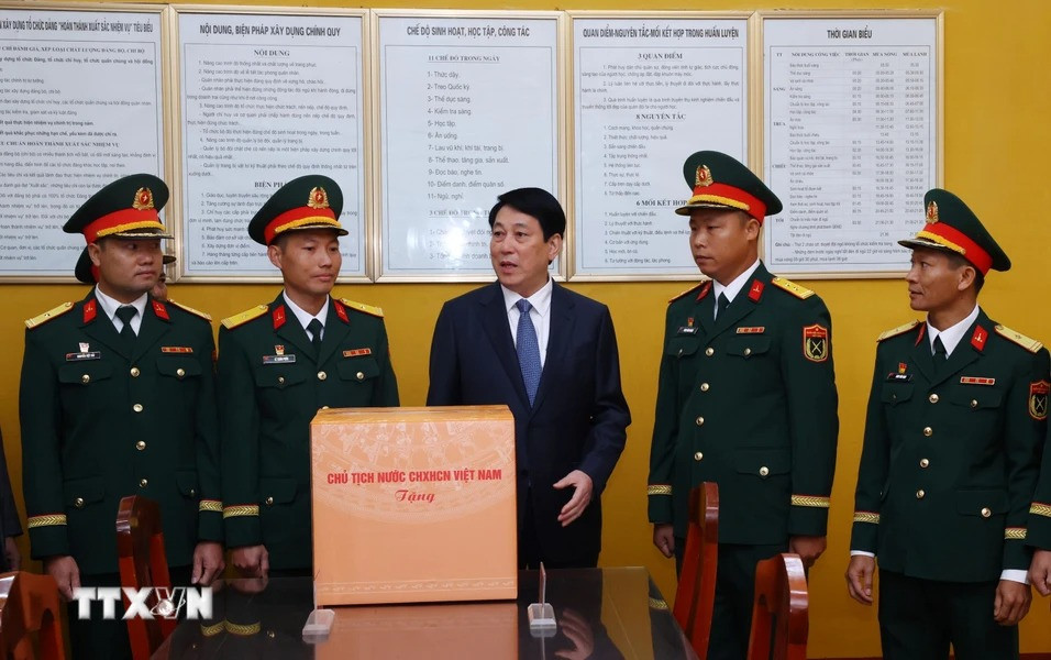 Chủ tịch nước Lương Cường tặng quà cán bộ, chiến sĩ Lữ đoàn 241, Quân đoàn 12. (Ảnh: Lâm Khánh TTXVN) Chủ tịch nước Lương Cường tặng quà cán bộ, chiến sĩ Lữ đoàn 241, Quân đoàn 12. (Ảnh: Lâm Khánh TTXVN)