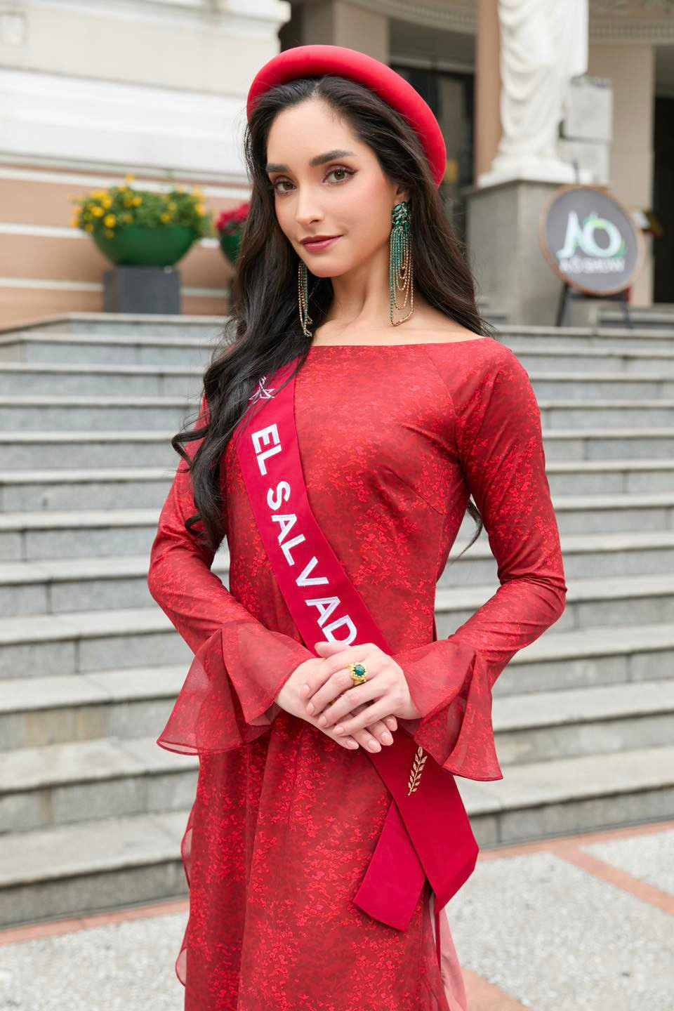 Dàn người đẹp khoe sắc với áo dài trước cổng Nhà hát TPHCM thu hút sự chú ý của khách du lịch. Cuộc thi năm nay có sự tham gia của 36 thí sinh tới từ các quốc gia và vùng lãnh thổ. Dàn người đẹp khoe sắc với áo dài trước cổng Nhà hát TPHCM thu hút sự chú ý của khách du lịch. Cuộc thi năm nay có sự tham gia của 36 thí sinh tới từ các quốc gia và vùng lãnh thổ.