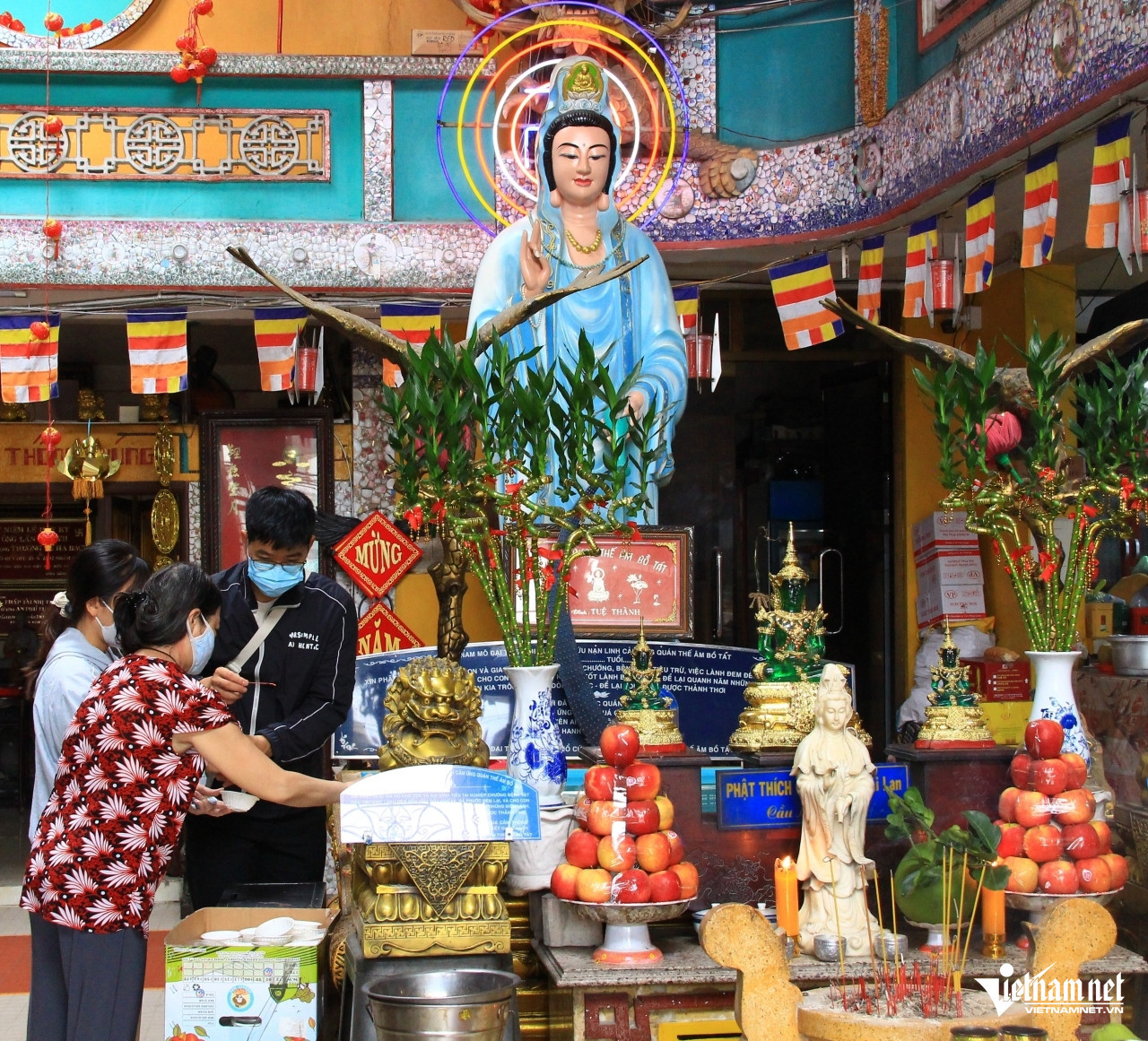 Phong (áo khoác xanh đen) cùng người thân đến chùa An Phú cầu an. Ảnh: Hà Nguyễn