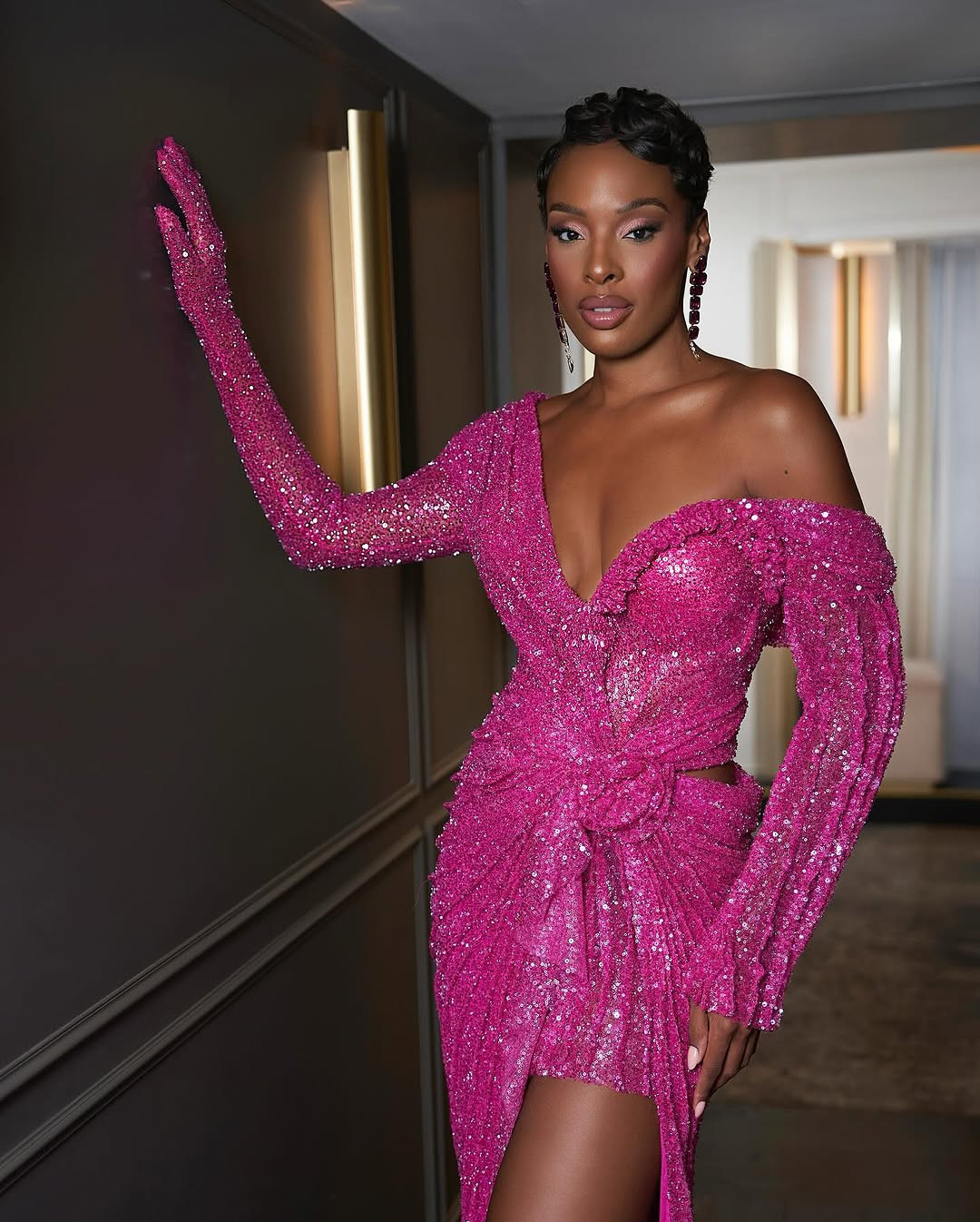 Trước đây Angélique từng tham gia cuộc thi Hoa hậu Martinique năm 2011 và giành vị trí á hậu 1. Trở lại Hoa hậu Pháp 2025, người đẹp có cơ hội tỏa sáng khi ban tổ chức nới rộng giới hạn về độ tuổi với các thí sinh. Trước đây, giới hạn tuổi của Hoa hậu Pháp là 24.