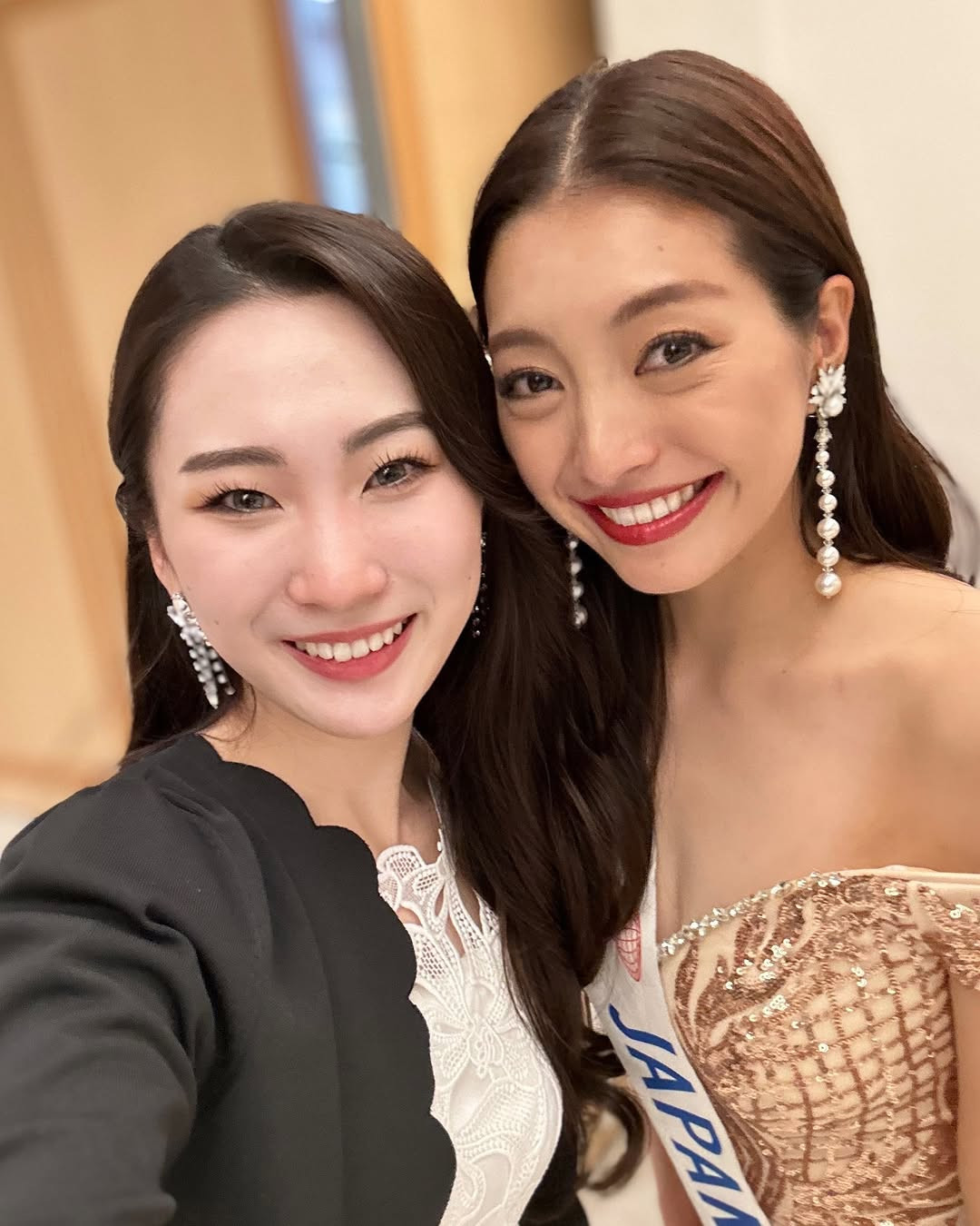 Tân Hoa hậu Quốc tế Nhật Bản được nhận xét có vẻ đẹp ngọt ngào, trong sáng nhưng không nổi bật. Cô còn lép vế so với người tiền nhiệm về chiều cao.