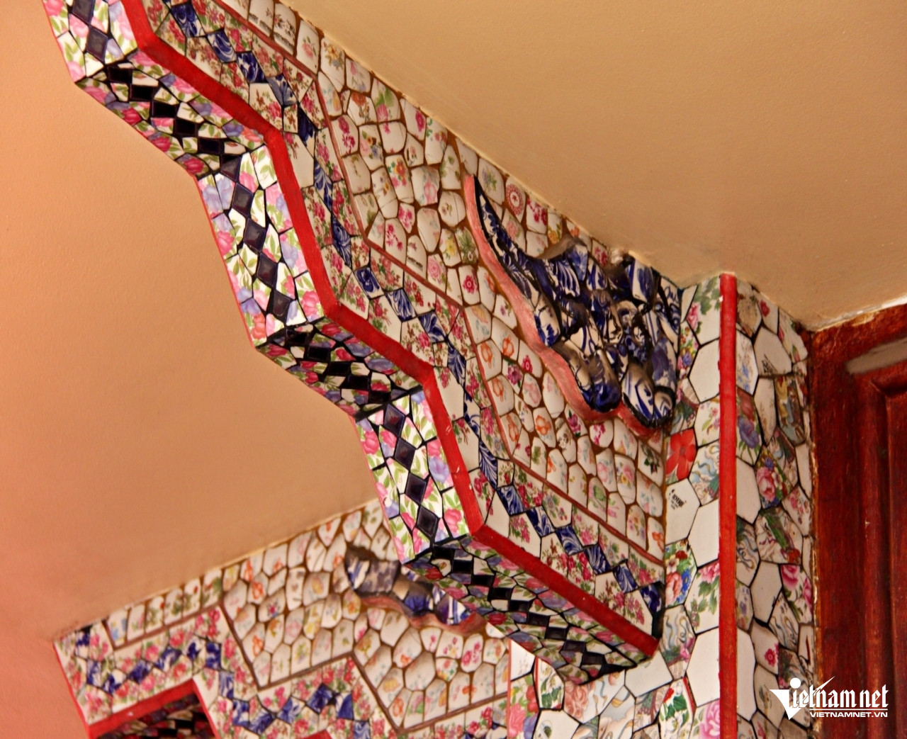 Các mảnh sành, sứ được tạo hình thành các họa tiết hài hòa, đẹp mắt. Ảnh: Hà Nguyễn