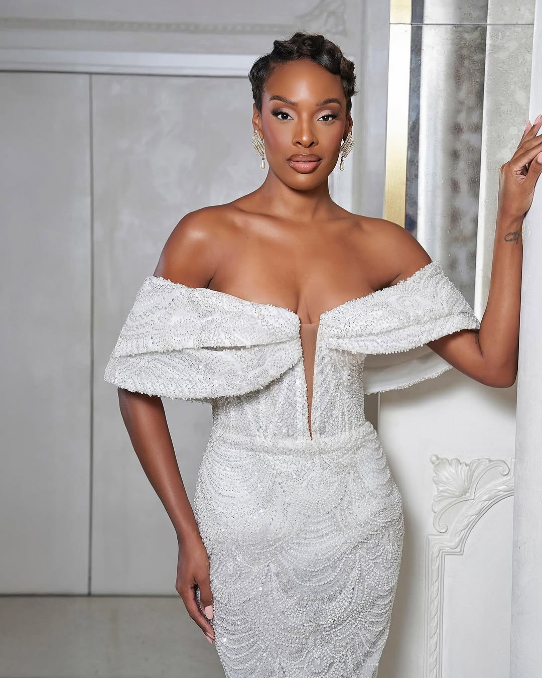 Angélique Angarni-Filopon năm nay 34 tuổi. Cô đã phá vỡ truyền thống của cuộc thi sắc đẹp danh giá nhất châu Âu khi là người đẹp đầu tiên trên 30 tuổi đăng quang danh hiệu Hoa hậu Pháp.