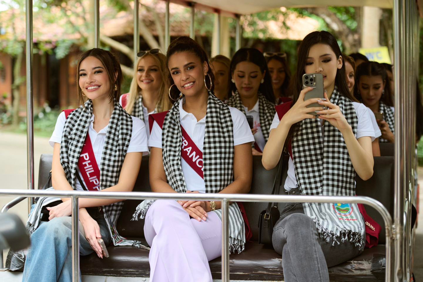 Đại diện Việt Nam năm nay là người đẹp Quỳnh Nga. Cô vắng mặt ở các hoạt động tại Cần Thơ do vướng lịch học. "Thật sự tôi rất tiếc khi không thể tham gia hoạt động cùng các bạn trong ngày đầu, nhưng tôi xuất phát vào ngày 11/12 và tham gia hành trình Miss Charm vào ngày 12/12", cô nói.