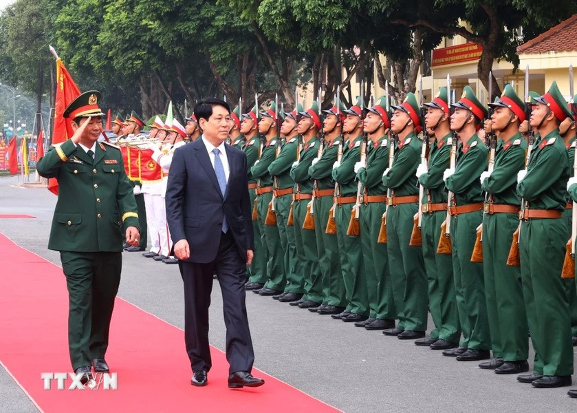 Chủ tịch nước Lương Cường duyệt đội danh dự. (Ảnh: Lâm Khánh TTXVN) Chủ tịch nước Lương Cường duyệt đội danh dự. (Ảnh: Lâm Khánh TTXVN)