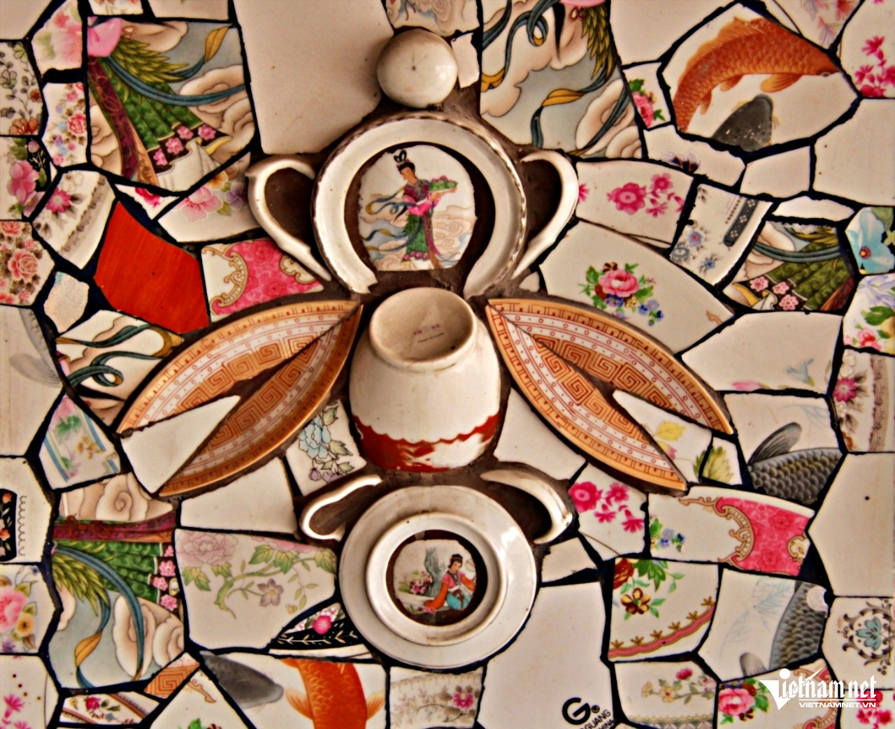 Các mảnh sành, sứ được tạo hình thành các họa tiết hài hòa, đẹp mắt. Ảnh: Hà Nguyễn