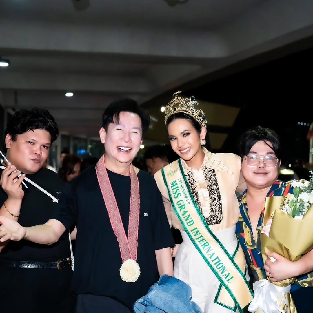 Ông Nawat đang đồng hành cùng Á hậu 1 Hoa hậu Hòa bình Quốc tế 2024 Christine Juliane Opiaza trong sự kiện trở về quê nhà.