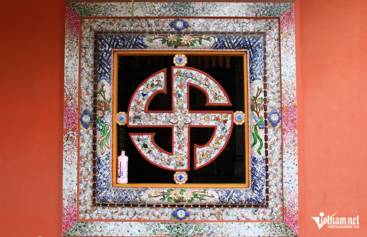 Các mảnh sành, sứ cũ, vỡ từ ấm trà, đĩa, tô, bình... xuất hiện tại mọi khu vực của chùa. Ảnh: Hà Nguyễn