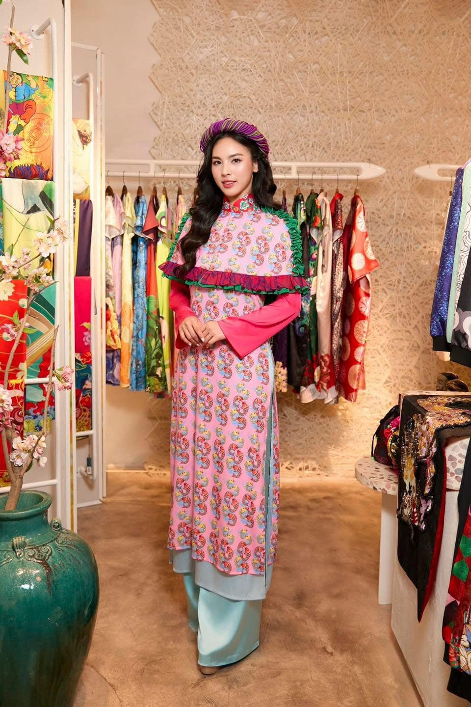 Đại diện Việt Nam - người đẹp Quỳnh Nga diện áo dài, khăn đóng duyên dáng. Cô nhập cuộc trễ hai ngày do bận lịch trình thi cuối kỳ. Đại diện Việt Nam - người đẹp Quỳnh Nga diện áo dài, khăn đóng duyên dáng. Cô nhập cuộc trễ hai ngày do bận lịch trình thi cuối kỳ.